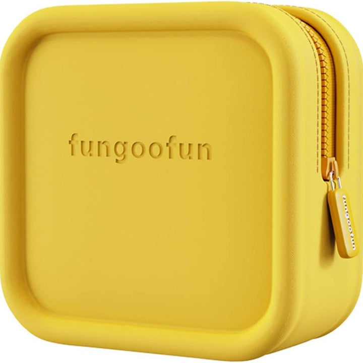 Custodia gialla in silicone con cerniera, marchio fungoofun. Design compatto e moderno, ideale per protezione e trasporto di piccoli oggetti.
