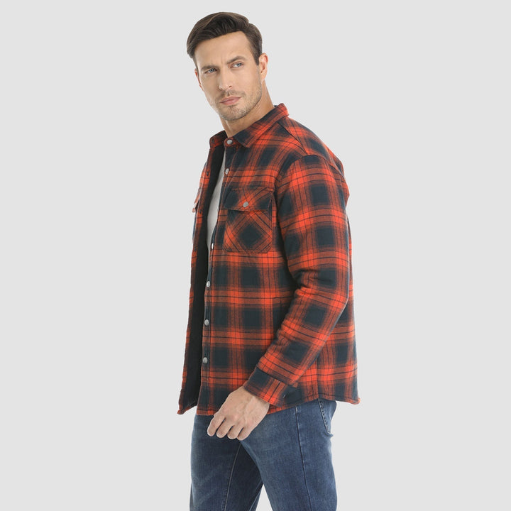 Camicia a quadri rossa e nera da uomo, maniche lunghe, stile casual, indossata con jeans blu. Ideale per moda autunnale e invernale.