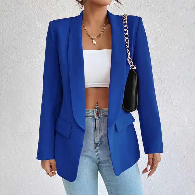 Giacca blazer blu da donna, elegante e moderna, abbinata a top bianco e jeans. Accessorio borsa a catena. Moda femminile, abbigliamento casual chic.