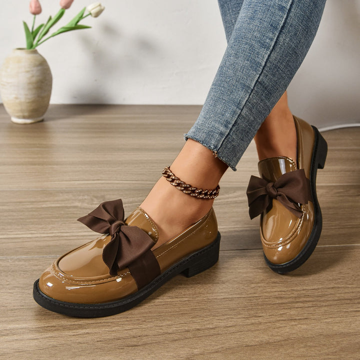 Mofina | Loafer Donna Mocassino in Vernice Tacco Basso con Fiocco 1