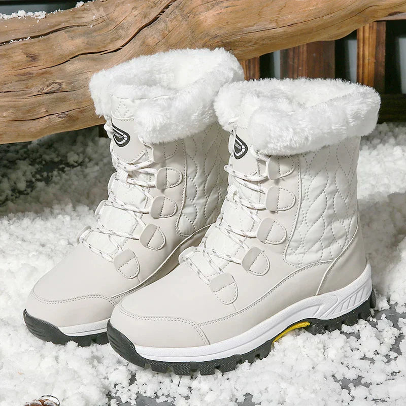 Stivali da neve bianchi imbottiti, suola antiscivolo, design trapuntato, ideali per l'inverno e attività all'aperto sulla neve.