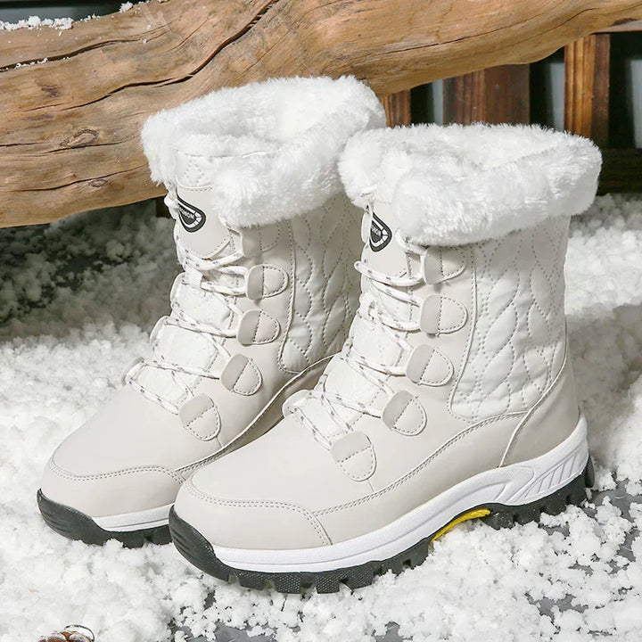 Stivali da neve bianchi imbottiti, suola antiscivolo, design trapuntato, ideali per l'inverno e attività all'aperto sulla neve.