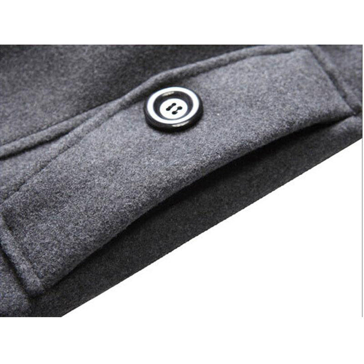 Cappotto in lana grigia con bottone nero, dettaglio tasca. Elegante e caldo, ideale per l'inverno. Moda uomo, abbigliamento invernale.