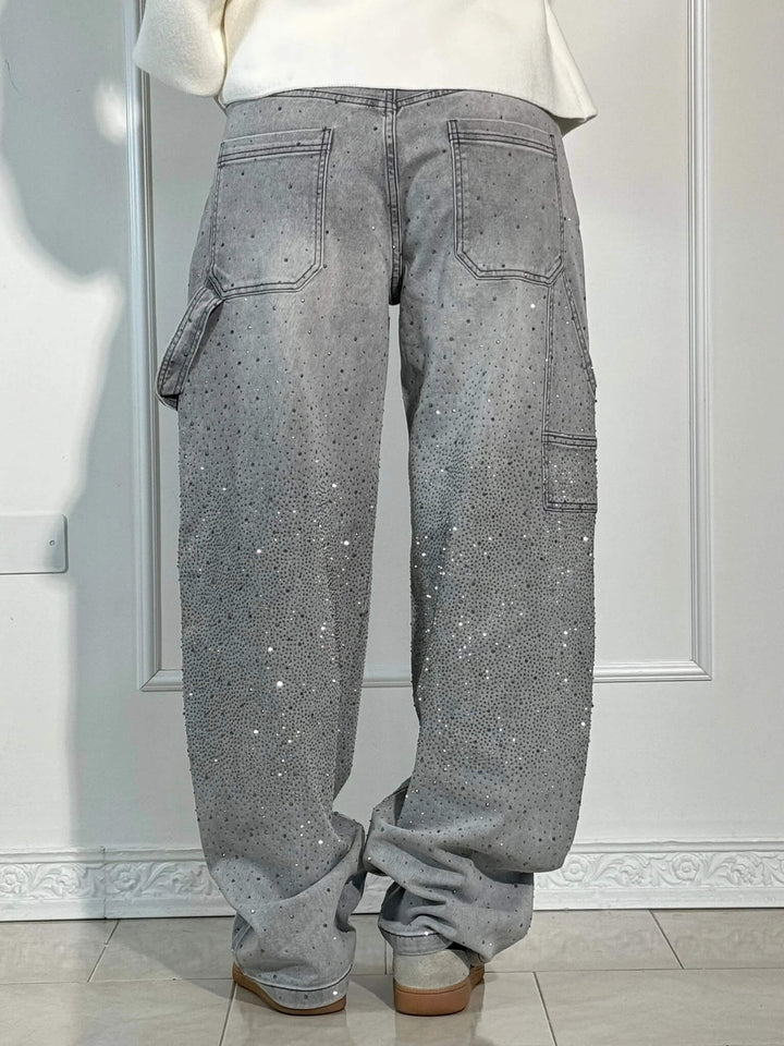 Jeans grigi da donna con strass, tasche posteriori e laterali, vestibilità ampia. Design moderno, ideale per look casual e alla moda.