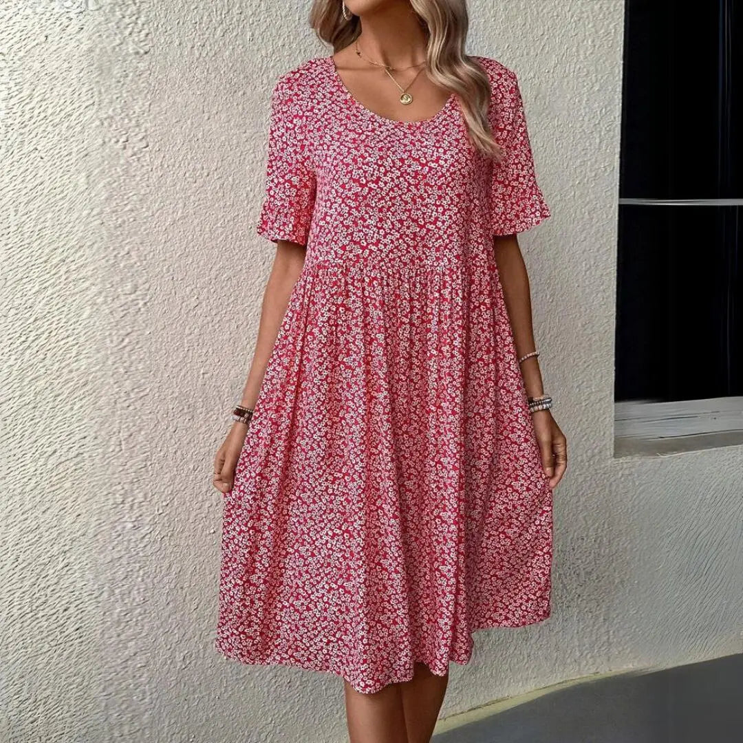 Abito estivo donna, floreale rosso, maniche corte, scollo rotondo, lunghezza al ginocchio, tessuto leggero, moda casual elegante.