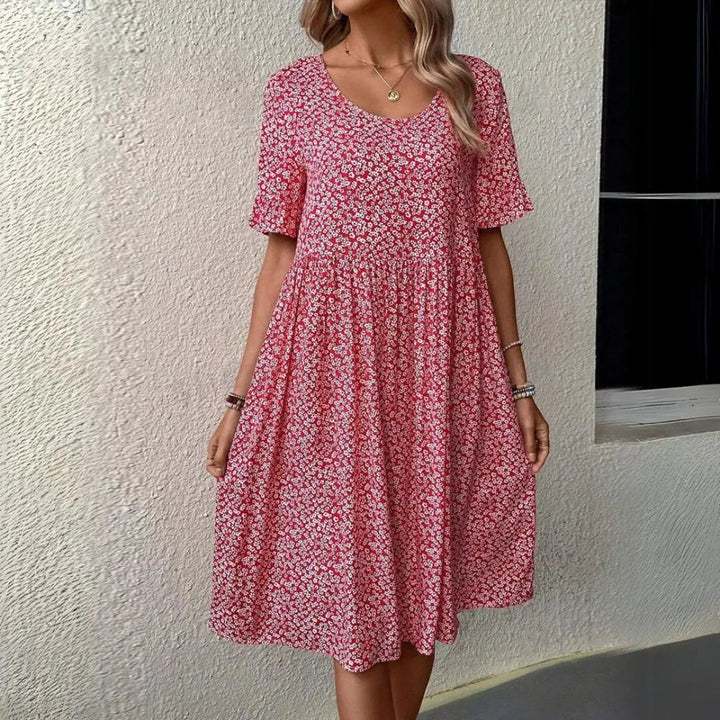 Abito estivo donna, floreale rosso, maniche corte, scollo rotondo, lunghezza al ginocchio, tessuto leggero, moda casual elegante.