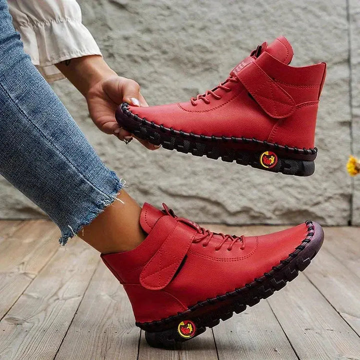 Scarpe da donna rosse in pelle, stivaletti alla caviglia con suola nera antiscivolo, design casual, ideali per autunno e inverno.