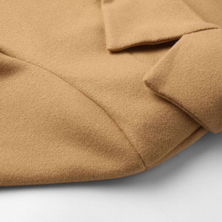 Cappotto in lana beige, tessuto morbido e caldo, dettaglio manica e cuciture, moda autunno inverno, abbigliamento elegante e casual.