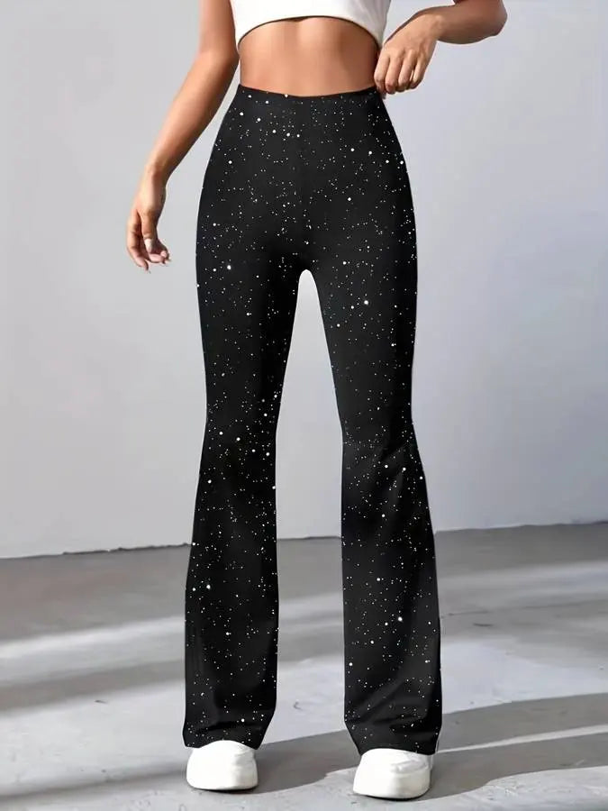 Pantaloni a zampa neri con stampa a stelle bianche, indossati da una modella. Moda donna, abbigliamento casual, stile trendy e moderno.