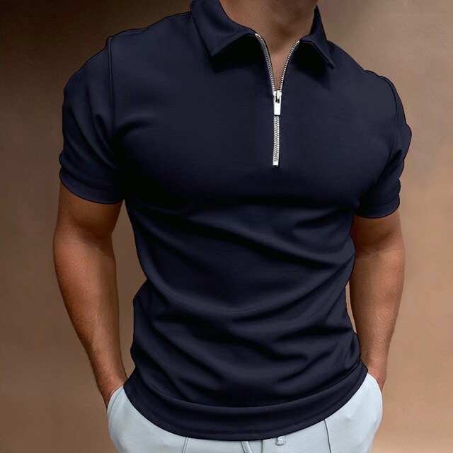Polo uomo blu scuro con zip, maniche corte, vestibilità aderente, stile casual elegante, perfetta per moda estiva e abbigliamento quotidiano.