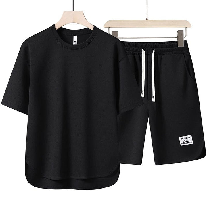 Set completo uomo nero, t-shirt e pantaloncini sportivi, cotone, casual, estivo, con cordoncino, ideale per palestra e tempo libero.