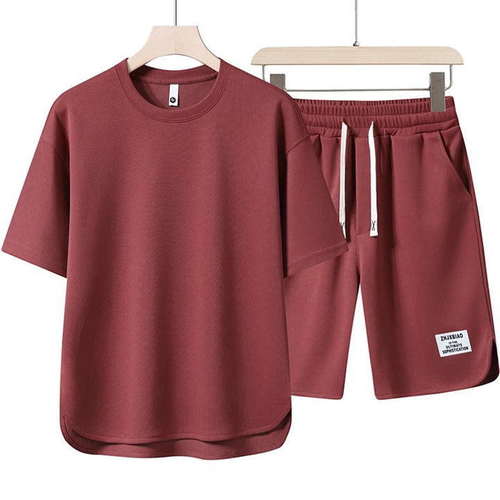 Set coordinato uomo in cotone rosso, composto da t-shirt a maniche corte e pantaloncini con coulisse. Abbigliamento casual estivo, moda uomo.