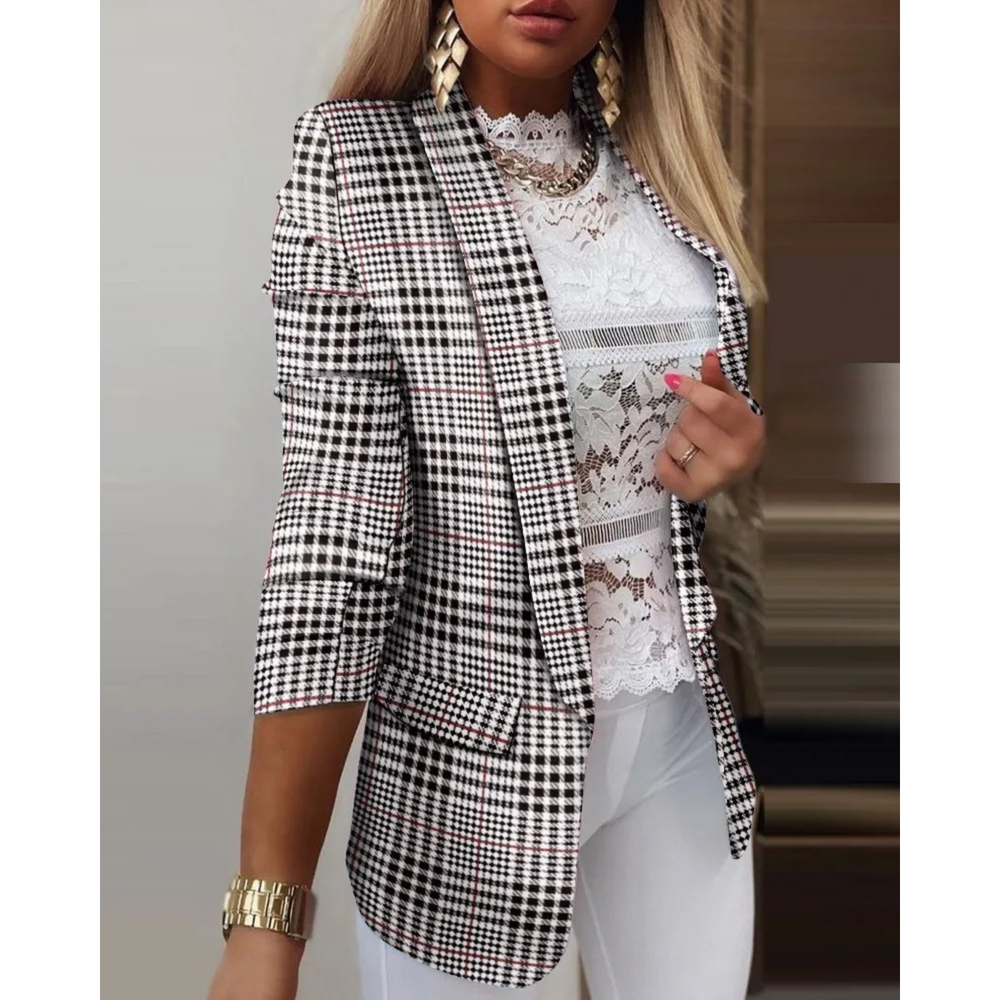 Blazer a quadri bianco e nero da donna, maniche a tre quarti, abbinato a top in pizzo bianco. Look elegante e moderno per ufficio o eventi formali.