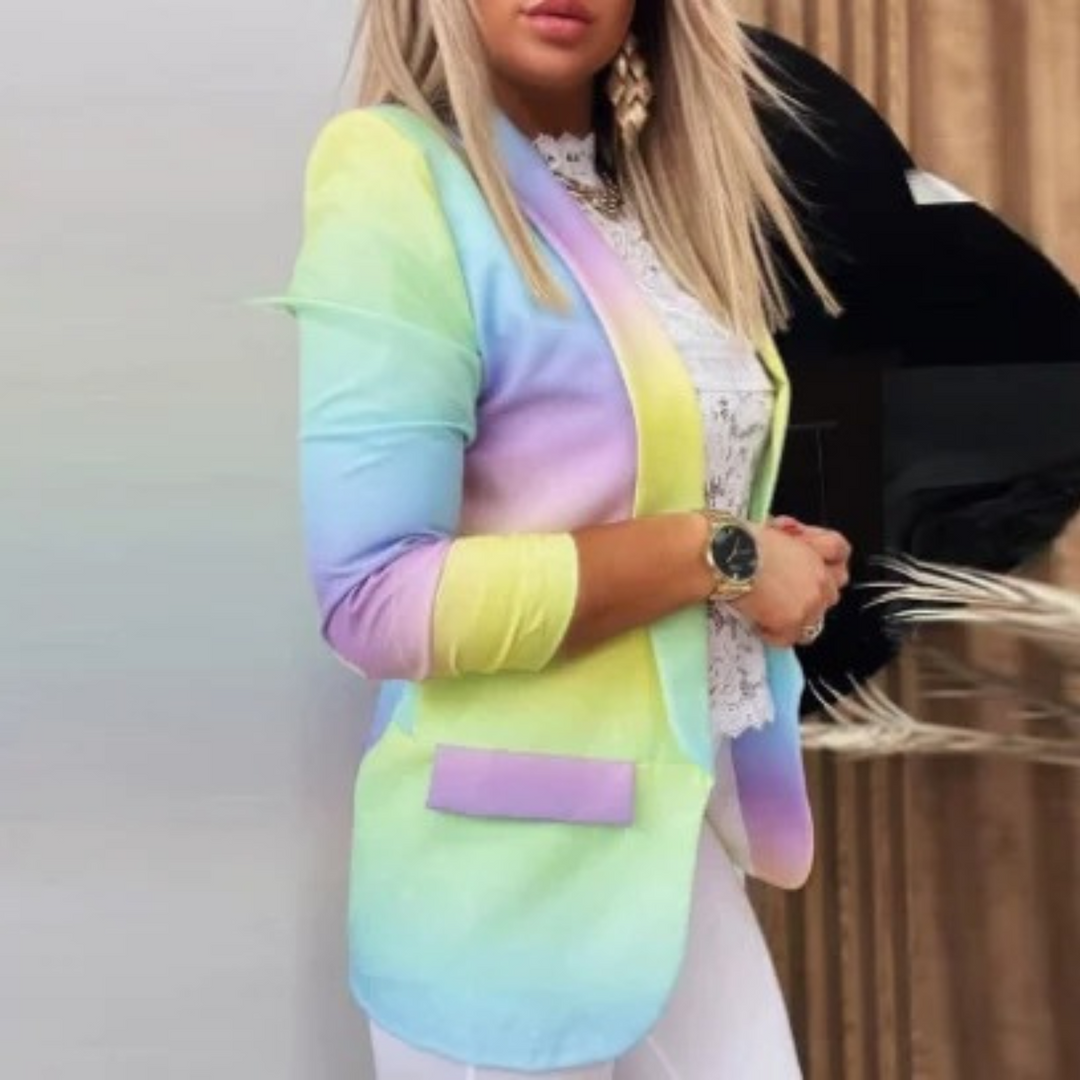 Giacca donna multicolore pastello, maniche lunghe, abbinata a pantaloni bianchi. Moda femminile elegante, stile casual chic.