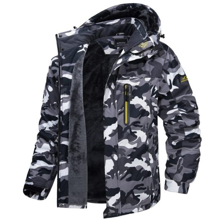 Giacca invernale mimetica da uomo, impermeabile, con cappuccio, fodera in pile, tasche multiple, ideale per attività outdoor e sport invernali.