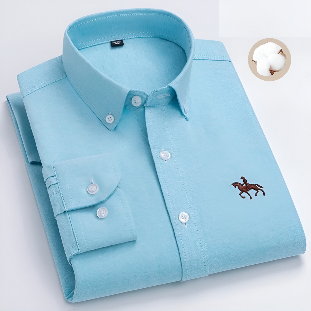 Camicia azzurra da uomo in cotone, maniche lunghe, colletto classico, ricamo cavallo, elegante e casual, perfetta per ufficio o eventi formali.