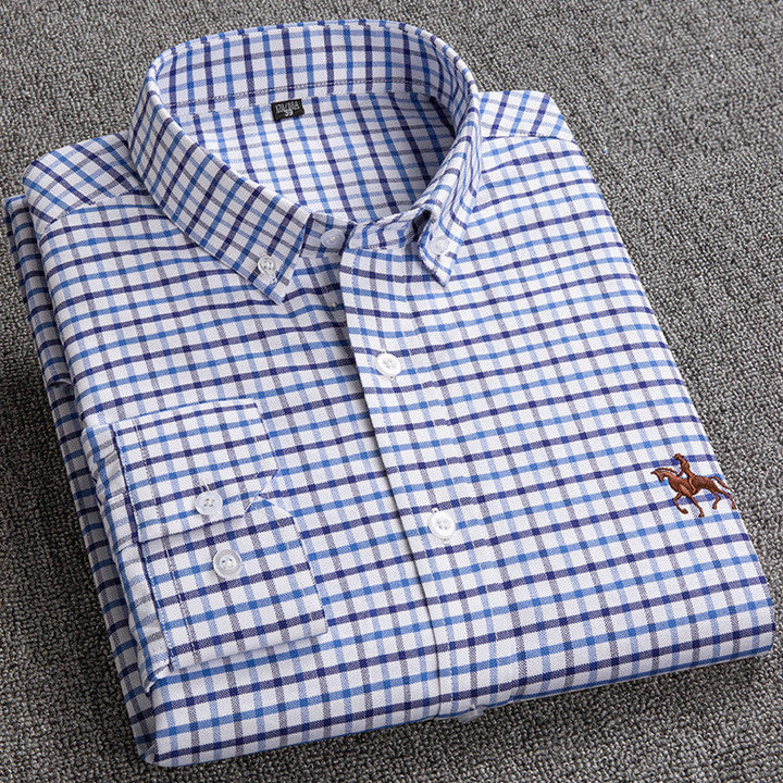 Camicia a quadri blu e bianca da uomo, manica lunga, colletto button-down, ricamo cavallo, tessuto di cotone, moda casual elegante.