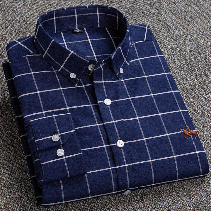 Camicia uomo blu a quadri bianchi, manica lunga, colletto button-down, logo ricamato, tessuto cotone, moda casual elegante.