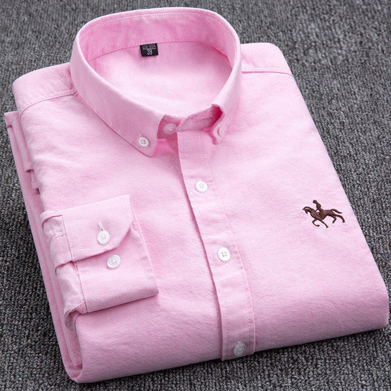 Camicia uomo rosa in cotone, manica lunga, colletto button-down, logo ricamato, elegante e casual, perfetta per ufficio o eventi formali.