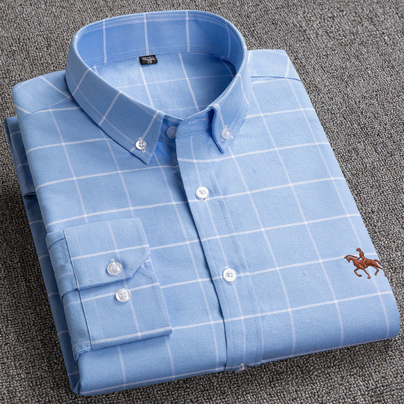 Camicia uomo azzurra a quadri, manica lunga, colletto classico, ricamo cavallo, tessuto cotone, moda elegante, abbigliamento casual.