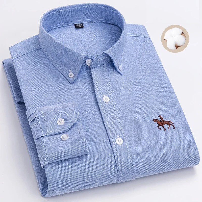 Camicia uomo azzurra in cotone, maniche lunghe, colletto button-down, ricamo cavallo, elegante e casual, ideale per ufficio e tempo libero.