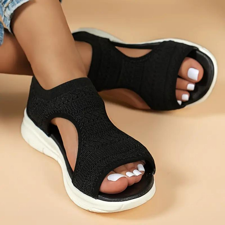 Sandali neri da donna in tessuto traspirante, suola bianca, design aperto, ideali per l'estate. Comfort e stile casual per ogni occasione.