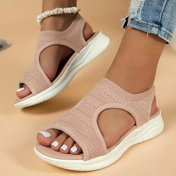 Sandali estivi da donna in maglia rosa, suola bianca, design aperto, comodi e traspiranti, ideali per look casual e moda estiva.