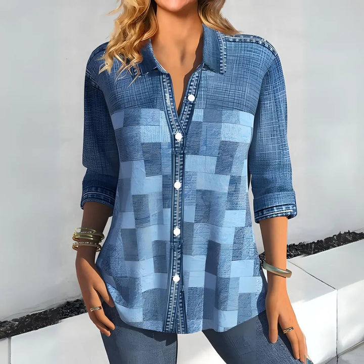 Camicia donna in denim patchwork blu, maniche lunghe, bottoni frontali, stile casual. Ideale per moda autunnale e look quotidiani eleganti.