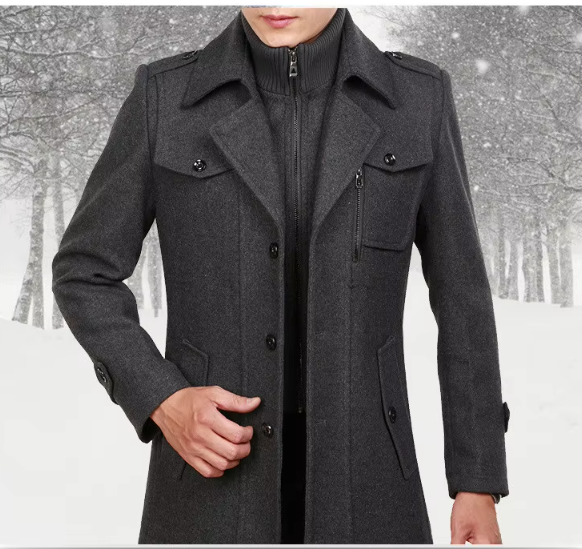 Cappotto invernale uomo grigio scuro, elegante e caldo, con colletto classico e bottoni, ideale per look formale invernale. Sfondo innevato.