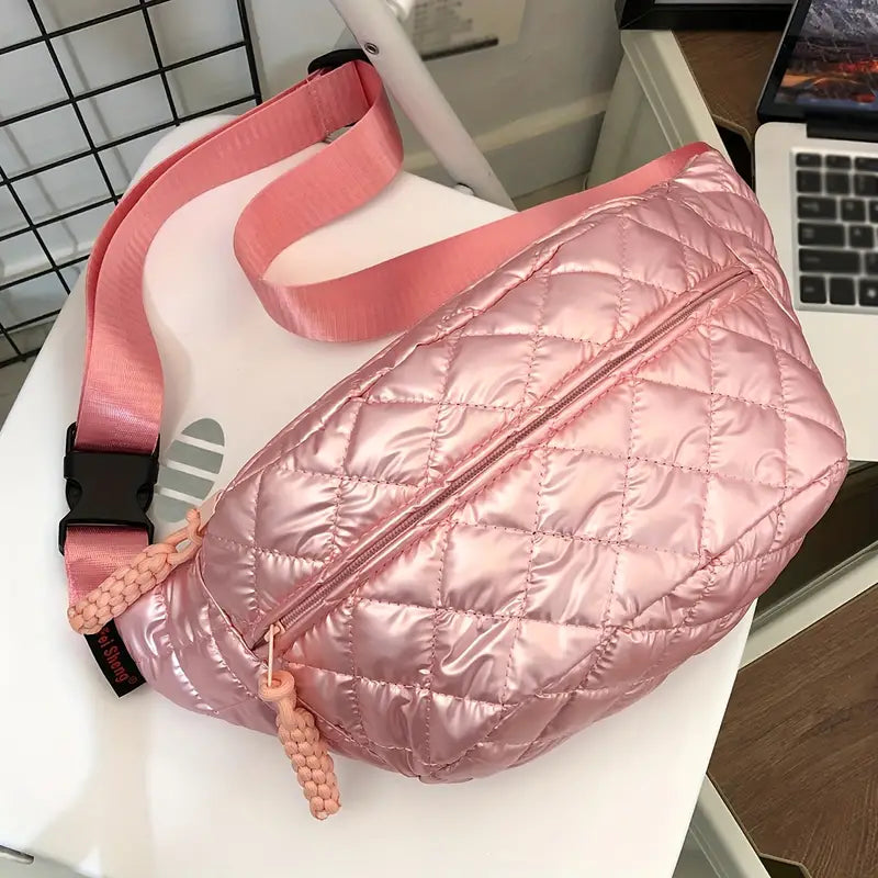 Marsupio trapuntato rosa con cerniera, cinturino regolabile e dettagli intrecciati. Accessorio moda donna, stile casual e pratico.