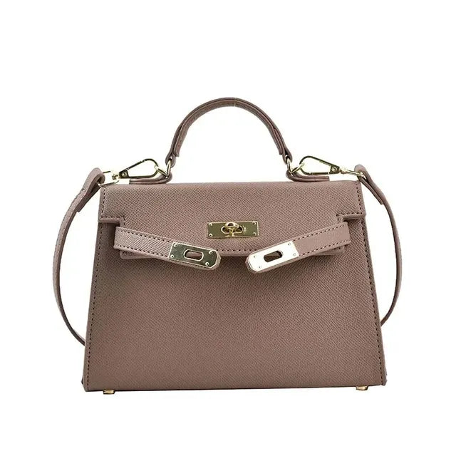 Borsa a mano in pelle marrone chiaro con tracolla, chiusura a girello dorata, design elegante e compatto, accessorio moda donna di lusso.