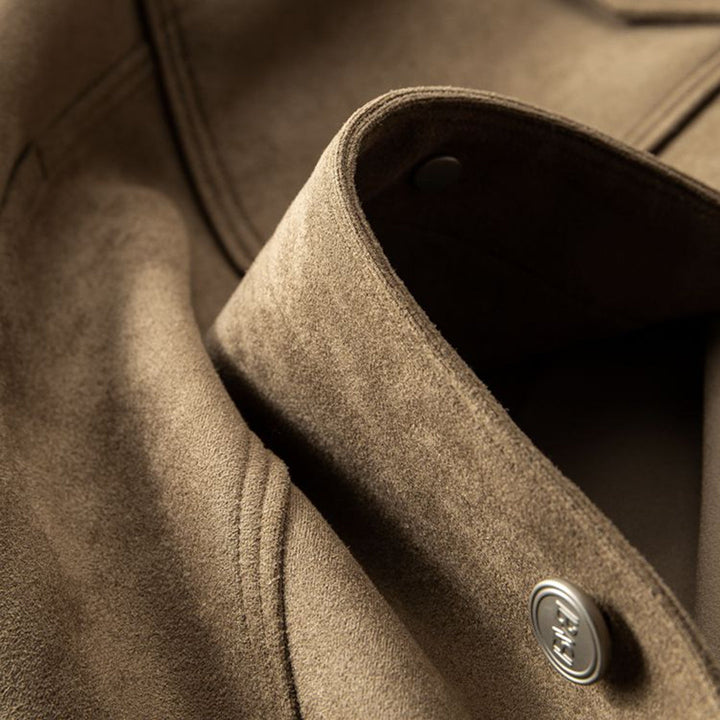 Giacca in pelle scamosciata marrone chiaro, dettaglio del colletto e bottone in metallo, moda uomo, abbigliamento autunnale elegante e di tendenza.