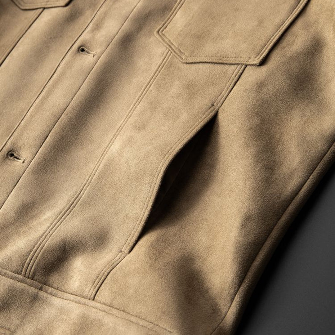 Giacca in pelle scamosciata beige, dettagli tasche frontali, stile casual elegante, moda uomo, abbigliamento autunnale, alta qualità.