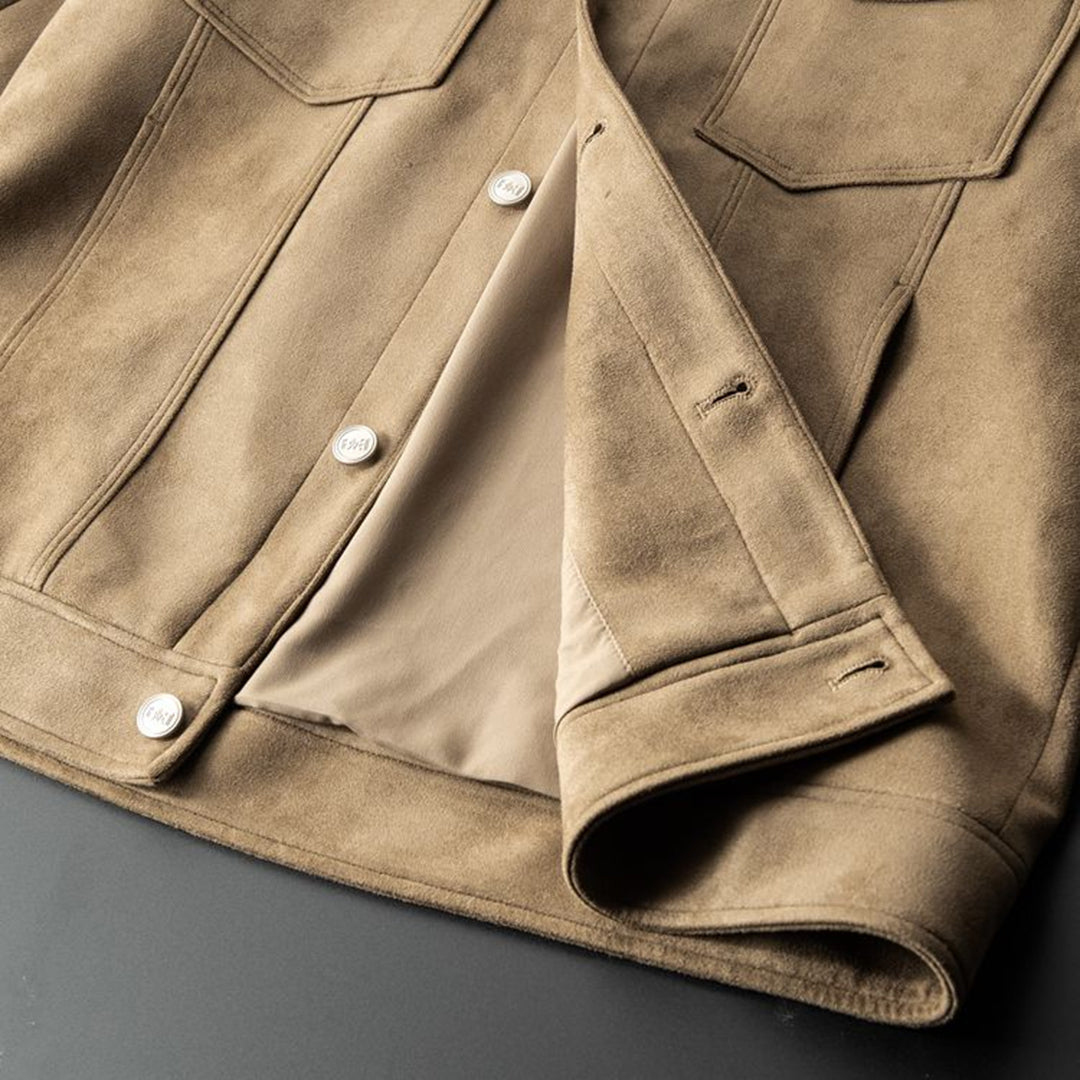 Giacca in pelle scamosciata beige con bottoni bianchi, tasche frontali e fodera interna. Elegante e versatile per moda uomo autunno inverno.