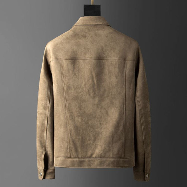 Giacca in pelle scamosciata marrone chiaro, vista posteriore, design classico, colletto a camicia, maniche lunghe, ideale per moda autunnale.