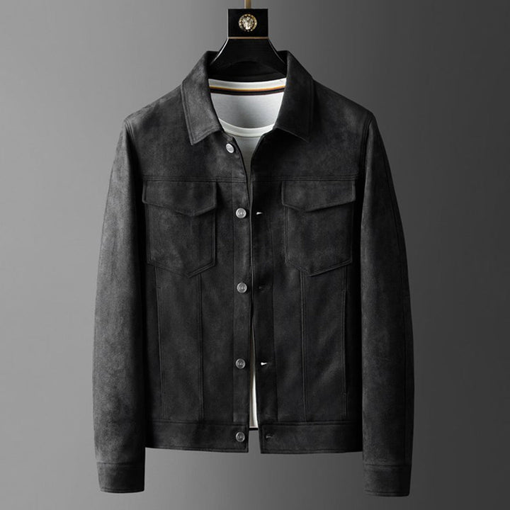 Giacca in pelle scamosciata nera da uomo, stile casual, con bottoni frontali e tasche, appesa su gruccia. Elegante e versatile per ogni occasione.