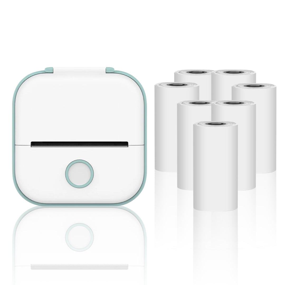 Stampante termica portatile bianca con bordi verdi, accompagnata da sei rotoli di carta. Ideale per etichette e ricevute. Accessorio compatto e efficiente.
