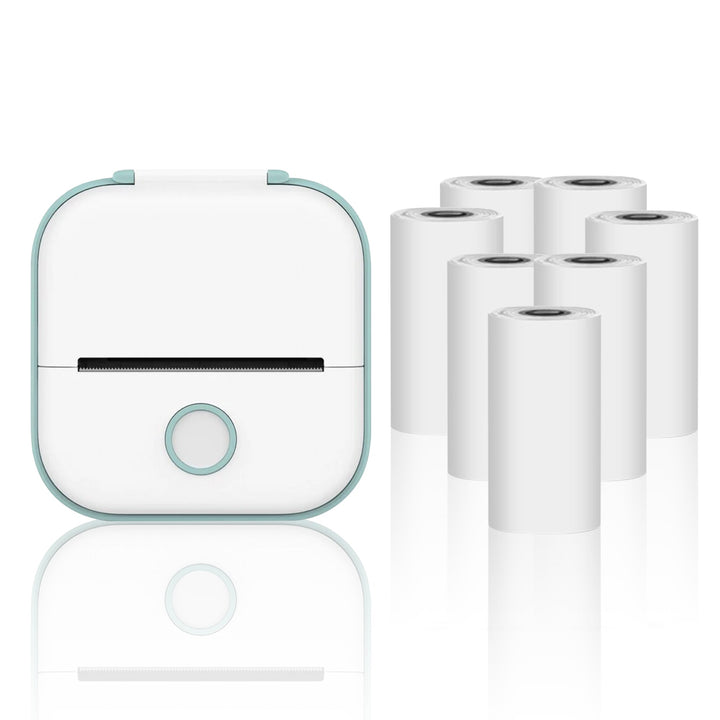 Stampante termica portatile bianca con bordi verdi, accompagnata da sei rotoli di carta. Ideale per etichette e ricevute. Accessorio compatto e efficiente.
