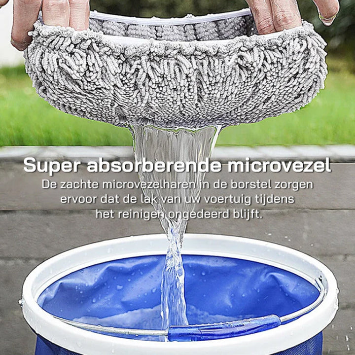 Panno in microfibra super assorbente grigio, ideale per pulizia auto, strizza acqua in secchio blu. Accessorio lavaggio auto efficace e delicato.