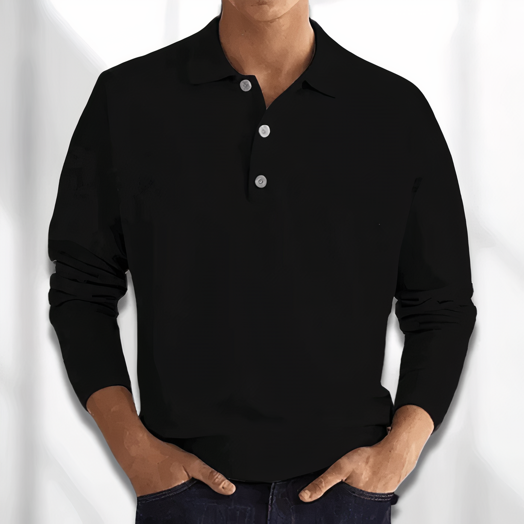 Maglia polo nera a maniche lunghe da uomo, con colletto classico e tre bottoni, indossata con jeans. Elegante e casual, ideale per ogni occasione.