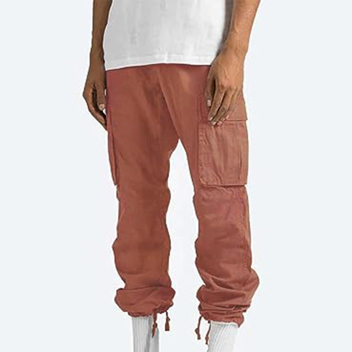 Pantaloni cargo uomo color terracotta, tasche laterali, polsini elasticizzati, stile casual, moda maschile, abbigliamento trendy.