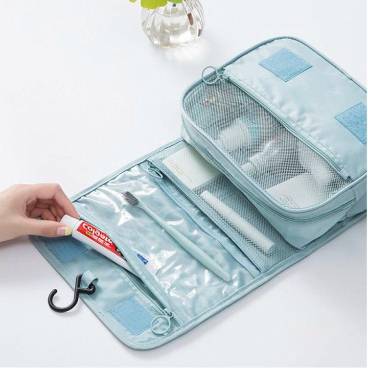 Astuccio da viaggio azzurro con gancio, scomparti trasparenti, spazzolino e dentifricio. Ideale per organizzare articoli da toeletta.