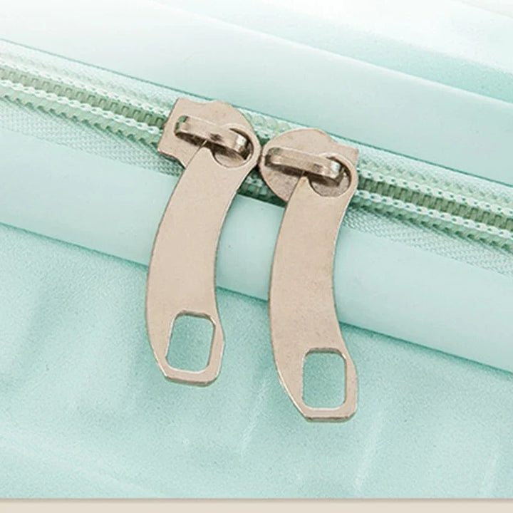 Doppia cerniera in metallo su valigia rigida verde menta, chiusura sicura e resistente, design moderno, accessorio da viaggio essenziale.
