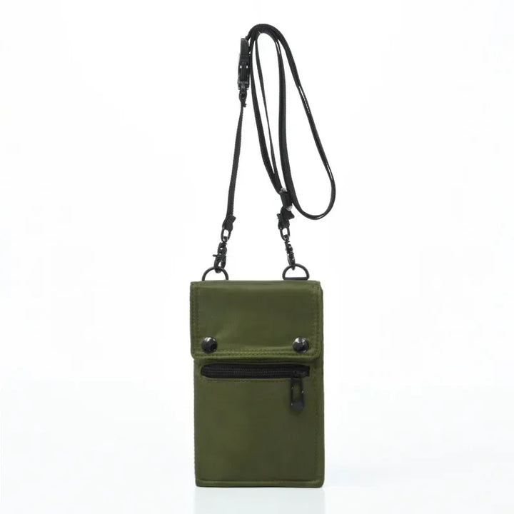 Custodia portacellulare verde oliva con tracolla regolabile, tasca frontale con zip e chiusura a bottone. Accessorio moda pratico ed elegante.