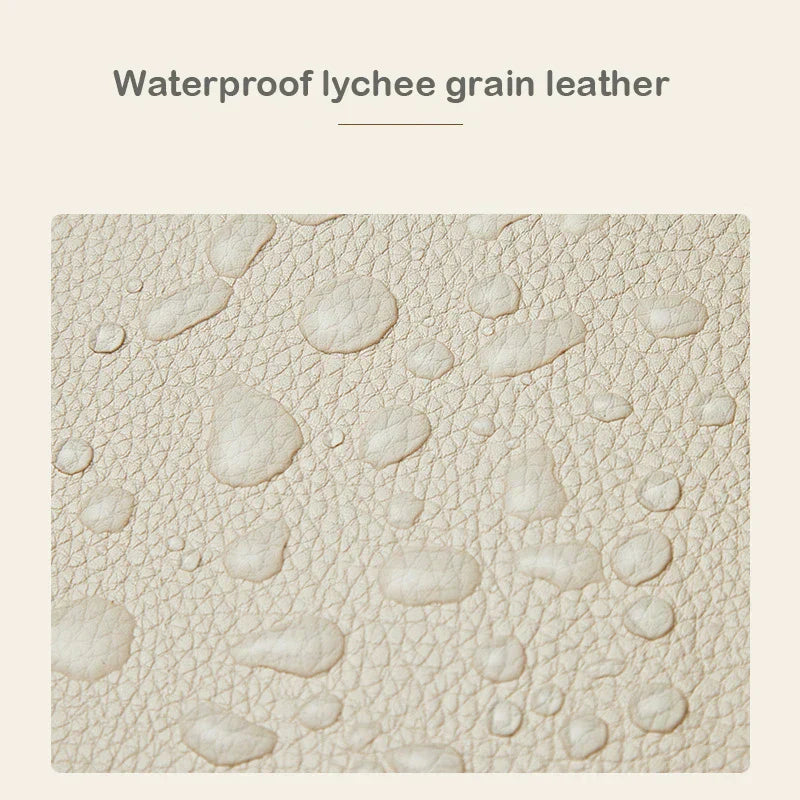 Immagine di pelle impermeabile con texture a grana di litchi, gocce d'acqua visibili. Materiale resistente, ideale per borse e accessori di moda.