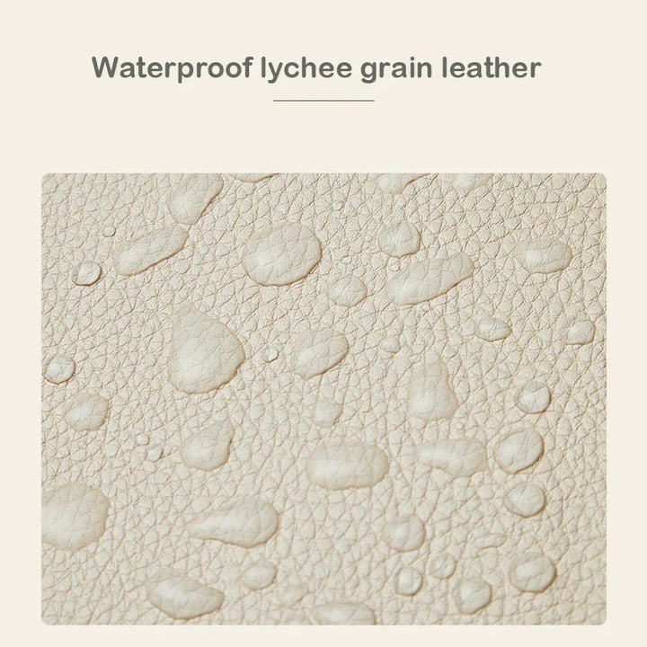 Immagine di pelle impermeabile con texture a grana di litchi, gocce d'acqua visibili. Materiale resistente, ideale per borse e accessori di moda.