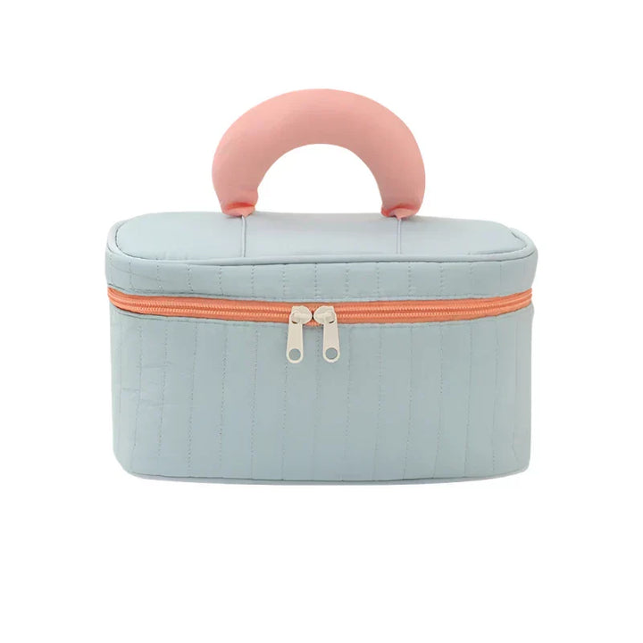Borsa cosmetica da viaggio azzurra con manico rosa, chiusura a zip arancione, design elegante e compatto, ideale per organizzare trucchi e accessori.