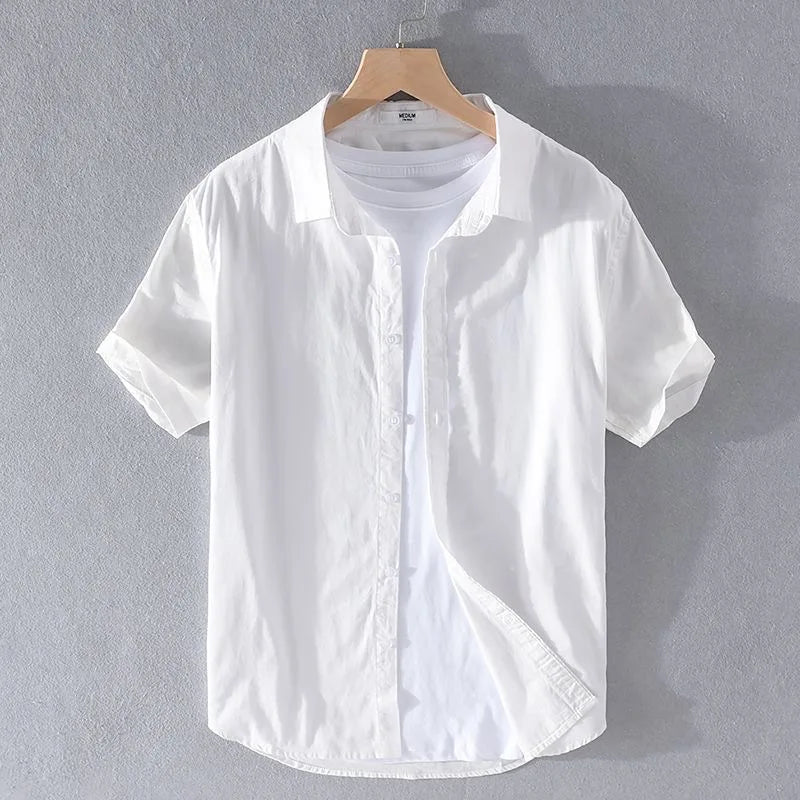 Camicia bianca da uomo a maniche corte, in cotone, su gruccia. Design classico, ideale per look casual ed eleganti. Perfetta per ogni stagione.