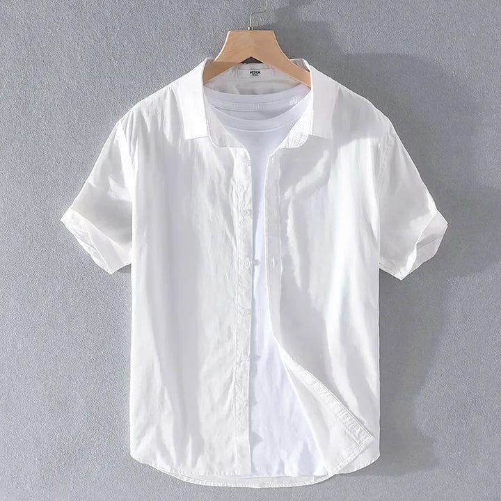 Camicia bianca da uomo a maniche corte, in cotone, su gruccia. Design classico, ideale per look casual ed eleganti. Perfetta per ogni stagione.
