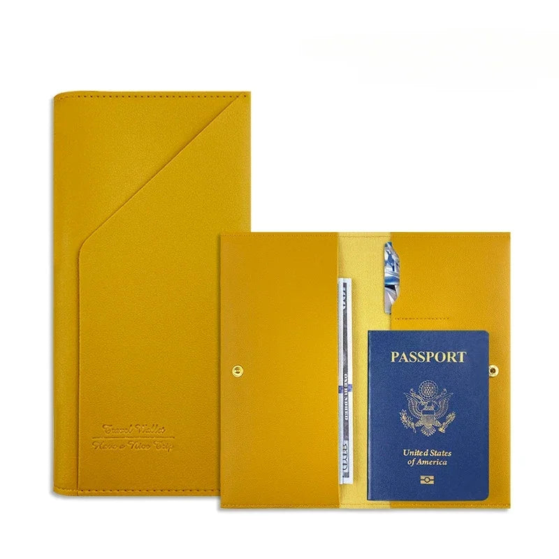 Portafoglio da viaggio in pelle gialla con passaporto USA, scomparti per carte e penna. Accessorio elegante e funzionale per viaggiatori.